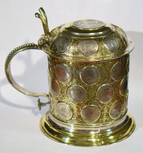 Tankard en argent doré, orné de 38 anciennes pièces d'argent - Argenterie et Arts de la table Style Louis XIV
